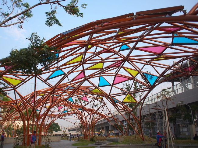 駅前で作業中のオブジェ