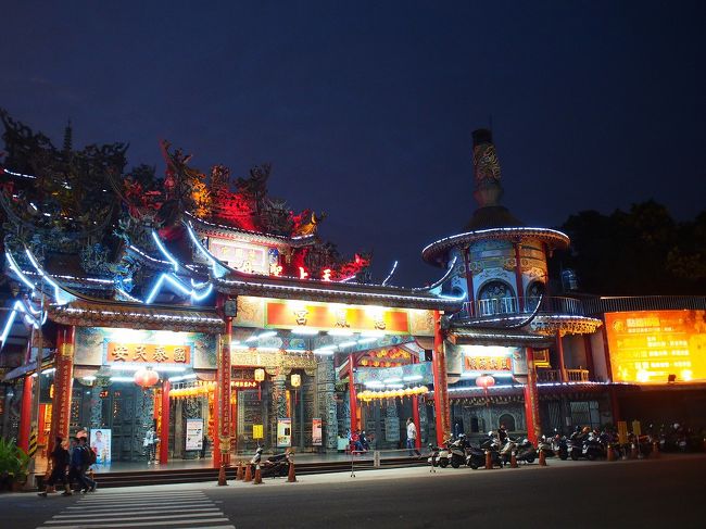 夜になり輝きはじめた慈鳳宮