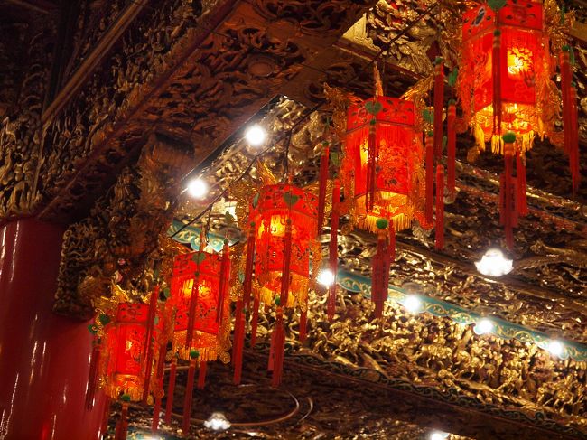 細かな装飾<br /><br />たくさんの人が訪れていました。