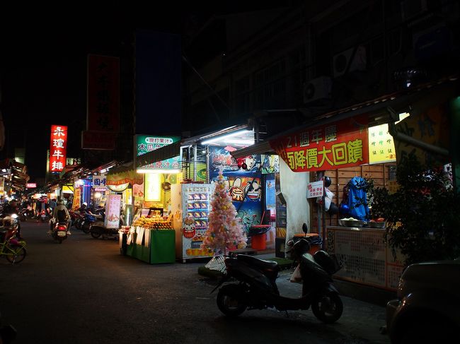 たくさんのバイクが通るので気を付けて歩きます。<br />いろいろなお店があって迷います。<br /><br />ビールが置いてあるならどこでもいいんだけどなぁ～<br />どうしよう