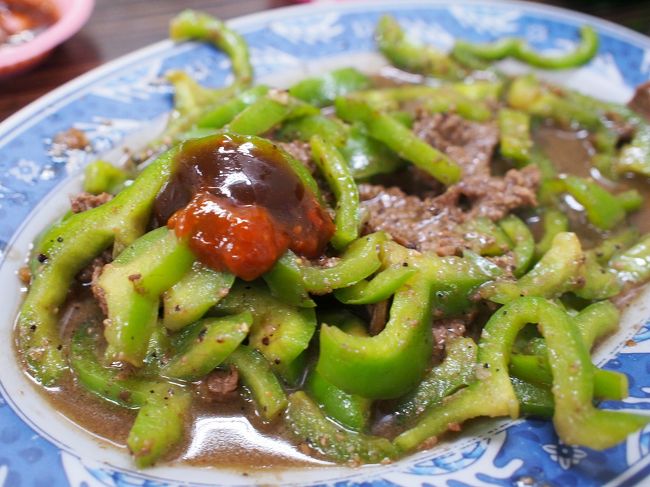 タレがついてきたので途中でかけてみた。<br /><br />何これ！<br />めっちゃおいしい！<br />このタレ何？？？<br />日本でも食べたい～<br /><br />とってもおいしい夕食でした。<br />１人だといろいろ食べられないのが残念です。