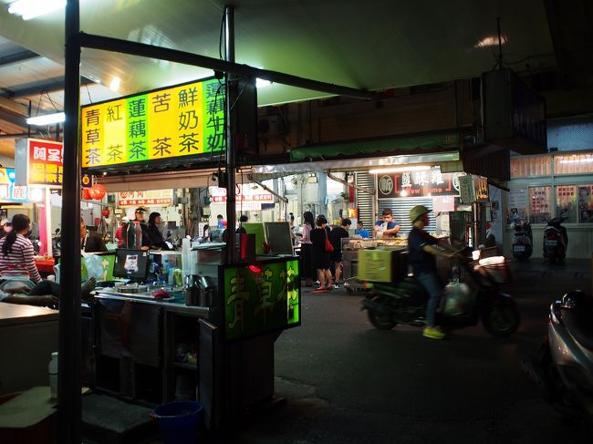 多くの人が夕食を楽しんでいます