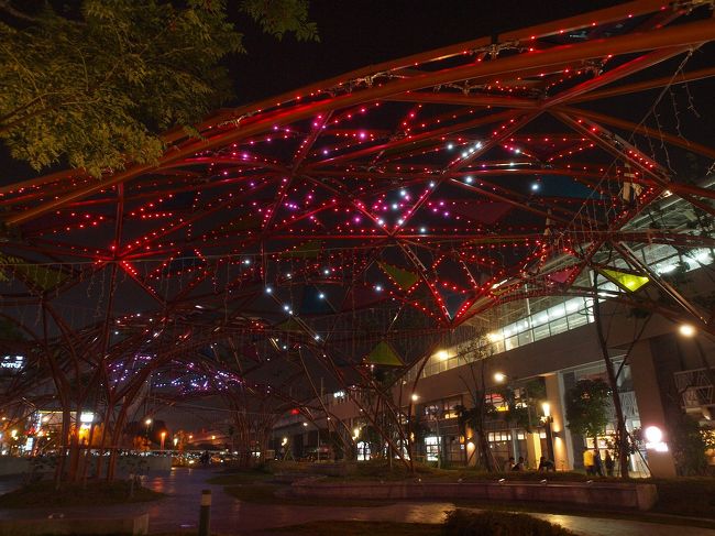 駅前のオブジェは夜になると輝いていました！