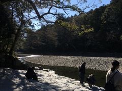 清冽な五十鈴川。気が引きしまります。