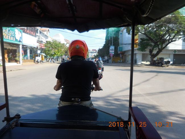 朝8時過ぎにホテルを出発。今日は流しのトゥクトゥクを捕まえて移動。午前中に行きたい遺跡2ヵ所を伝えると15ドルとのこと。