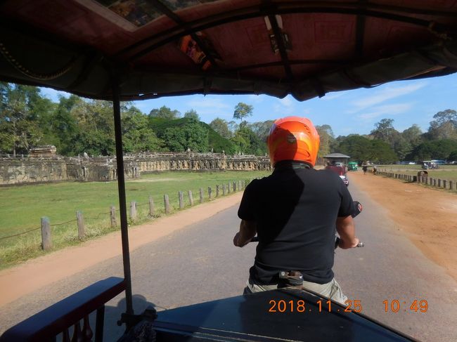 アンコールトムの象のテラスを左手に見ながらトゥクトゥクで疾走し、