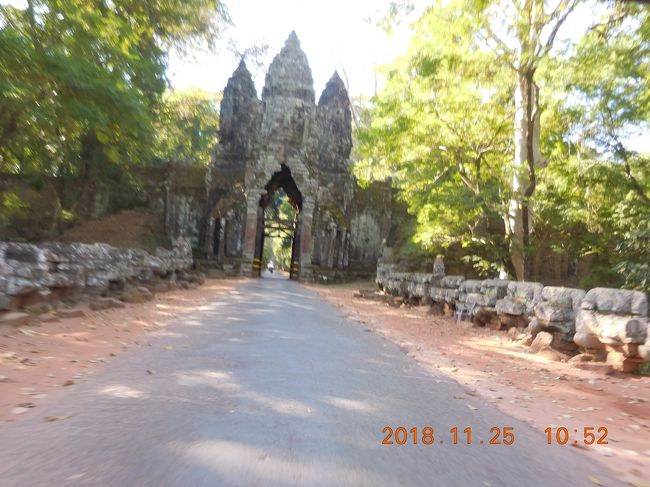 アンコールトムの北門を通過。