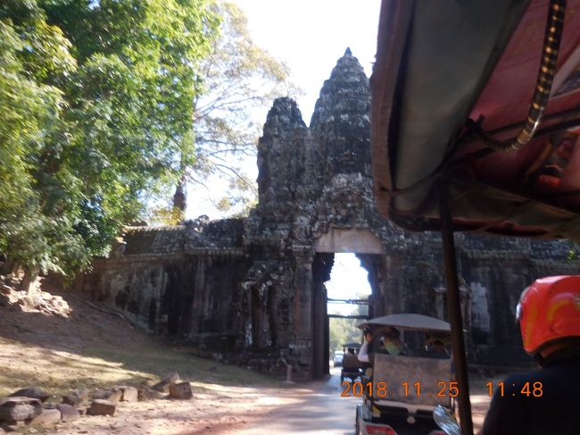 トゥクトゥクと合流して再出発。<br />アンコールトム内をまた通過して･･･