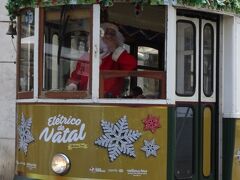 街中を走っていた路面電車もクリスマス仕様
サンタさんが運転してました！！
サンタさんが私たちに投げKISSをしてくれました（笑）