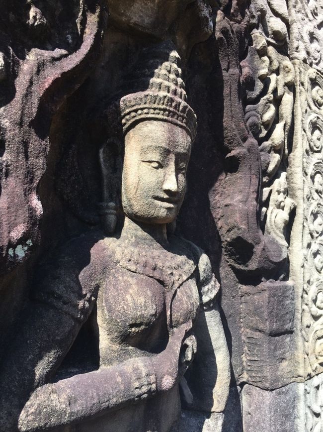 中央祠堂の周りには彫りが深いデバターが多くありました。