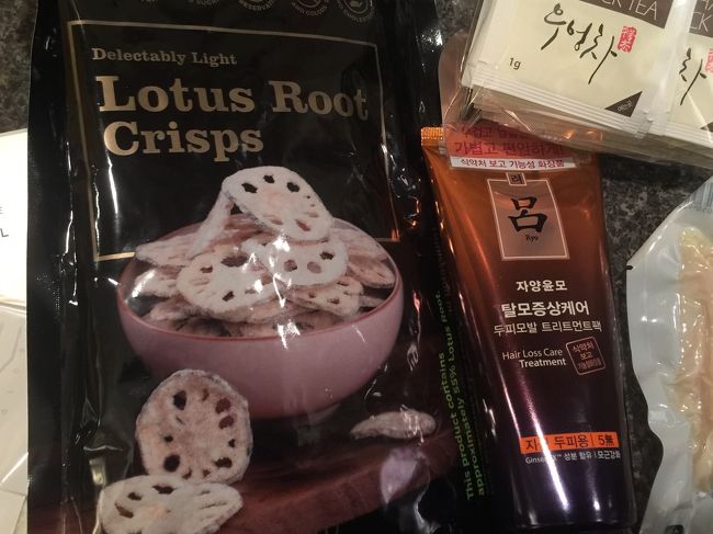 ジュリアナが年末　韓国に出かけていたのでおみやげをたんともらう、、　わしは　年末調整に　トレーダージョーズで　ギフトカードを買うしか能がない！　毎年だ、、タメイキ、、　（昨日も　チーズケイクもらうｗ）