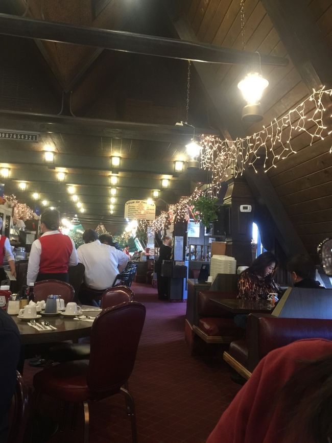 橋を渡って　フリモントにある　アメリカン；グリーク・ダイナーの　カントリィ・ウェイ　レストランに行ってきた、、いつまでも変わらぬ、、この感じ、、