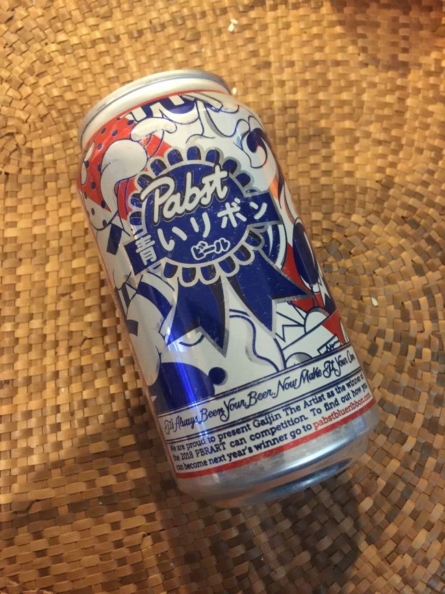 ブルーリボン！　日本語なの！<br />（安いビールで　お金がない若い人たちが飲むブランドですｗ　とは言うものの、、一番金持ちなのは　テック関係の若造たちだから、、語弊があるかｗｗ　お金がないのは　わしたち初老のものたちじゃ、、むなしいｗｗ）