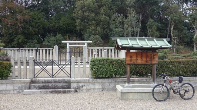 　こちらが正面でしょうか。御陵の看板は全国統一規格ですね。