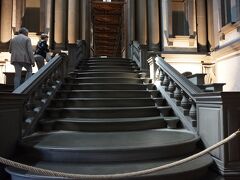 　ミケランジェロ設計の階段。この階段は歩けませんが、すぐ傍の階段を上がるとラウレンツィアーナ図書館があります。