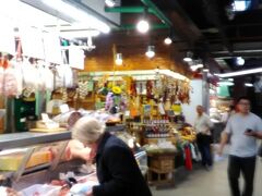 　中央市場でお土産を買います。１階にはたくさんの店舗があり、様々な食材が並んでいます。