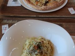 阿久比PAにあるイタリアン、「チッタ　デ　イタリア」で早めの昼食。10時すぎという開店時間すぐに入ったのでほかに客はいなかった。