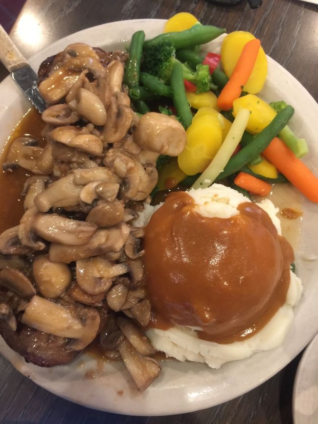 ステイク！　４５０グラム以上あるんじゃないか、と思われるｗｗ<br />マッシュルームガーリックソースが　美味しいのだ、、