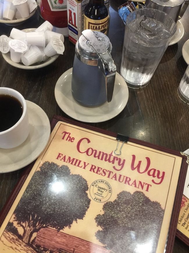 テーブルには　リー・ペリン・ソース　A-1　ソース、トマトケチャップ、メイプルシロップ、コーヒーようのクリームｗｗ