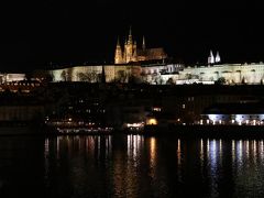 ７時少し前、橋の袂からライトアップされたプラハ城。