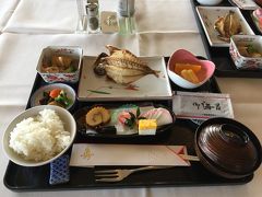 朝から温泉だのなんだのでけっこう忙しい。朝食は普通の和定食にちょっとだけおせち。これくらいでちょうどいいです。