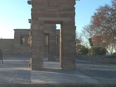 デボー聖堂。通常は周りに水がはってるんだけど、この日は水はひいていました。
エジプトから寄贈された遺跡です。
この日、神殿内部には入れなかったけど、夕暮れ時にはライトアップできれいだとか。