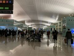 エルプラット国際空港ターミナル1に到着。空港は広く、時間があったら見たいショップが沢山！
