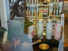 金品茶楼のお隣にあるおしゃれなお茶のお店。

お茶の種類のよって違う茶筒の柄がかわいい。
ウーロン茶とジャスミン茶の葉を購入。
ＪＣＢで支払うと5パーセントＯＦＦでした。