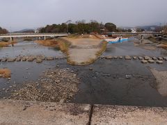 終点、出町柳駅につきました。写真は3番出口を上がるとすぐにある賀茂大橋から北の方を見た風景です。
森の向こうには下鴨神社。中央に並ぶ飛び石には、千鳥や亀を模したものもありました。