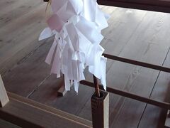 厳島神社参拝です。
玉串でお祓いです。
