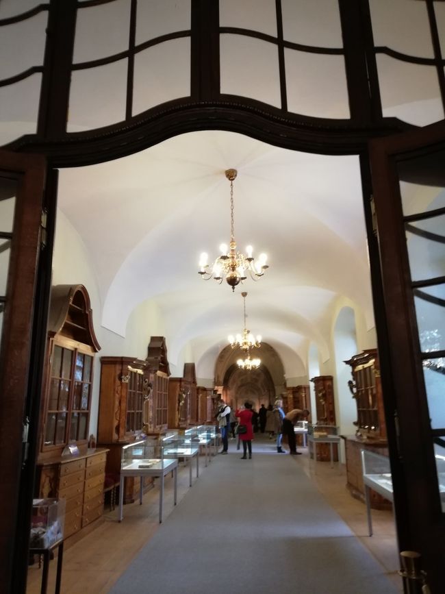 次の間に行く廊下も展示コーナー