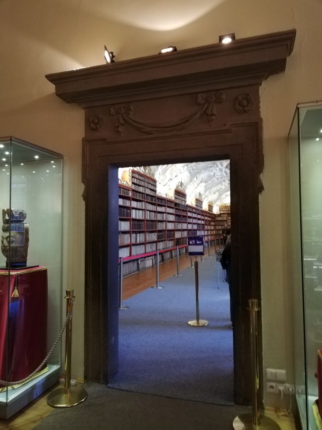 奥の部屋は神学の間<br />中は撮影禁でした。<br />なので絵葉書購入。