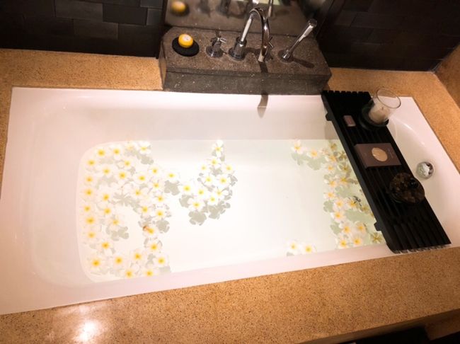 浴槽にはフランジパニの花