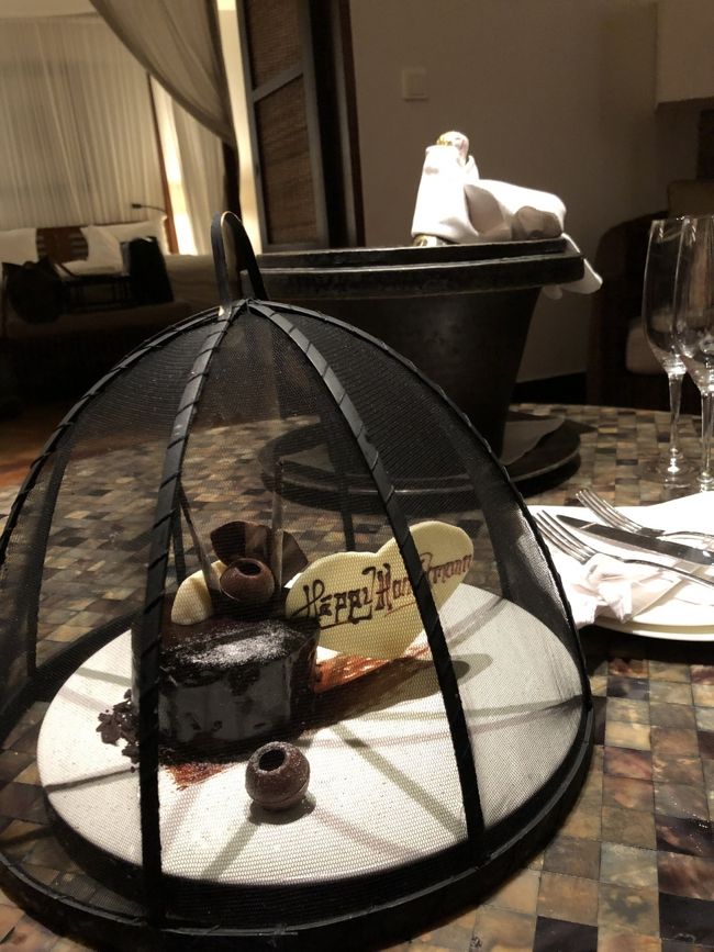 今回は<br />ハネムーンも兼ねて<br /><br />でしたので<br />ケーキ頂きました♪<br /><br />小さいボトルのシャンパンも。