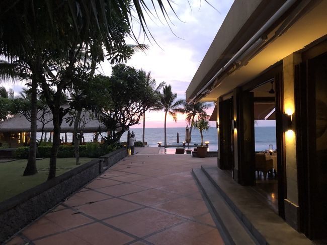 ホテル入り口の警備を通ってから入場。<br /><br /><br />陽は落ちてましたが<br />今回で一番綺麗な夕焼け♪