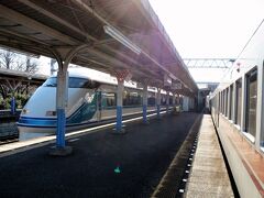 新大平下駅で特急「きぬ119号（鬼怒川温泉行）」の通過待ちです。