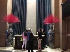 中に入って左側にMott32の受付発見！
ここでランチ希望の旨を、この体も態度も大きいお姉さんに伝えましたが
今日は満席だからダメ！ときっぱり！
ペニンシュラホテルの麒麟楼だって、今は満席だけど2時間後なら・・と予約で来たのに～
