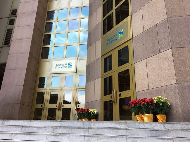 バスを降りたらHSBC銀行の隣のスタンダードチャータード銀行を目指します。