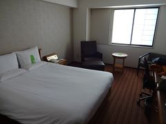 イオンモールからホテルへの送迎バスで移動して、チェックイン。今回は、某R天スーパーセールで結構割安な価格で取れた、インターナショナルガーデンホテル成田を利用しました。
部屋は、広々としたつくり。1名だと持て余すくらいでした。