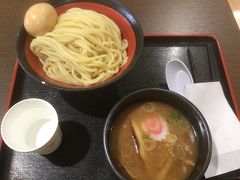 京成成田に着いたのが、11時前。シャトルバスを待つよりも、ホテルまで歩いた方が早く着くことから、徒歩でホテルへ向かいました。
ホテルに荷物を預けてもらい、チェックイン時間までの時間調整でイオンモールへ行きました。
ちょうど昼食時でしたので、フードコートへ。つけ麺が食べたいなと思っていたら、つけ麺屋を発見して即決。久々につけ麺を食べました。

食後は、ホテルでの部屋飲み用のお酒と食材を調達しました。