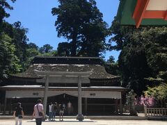 まずは鹿島神宮。
楼門をくぐると落ち着いた感じの拝殿が。
