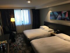 さて、さっそく、４連泊した「Holiday Inn Perth City Centre」の写真を少し。

泊まった部屋は、ダブルベッド×２のお部屋。子供連れ４人家族なら必要十分です。
