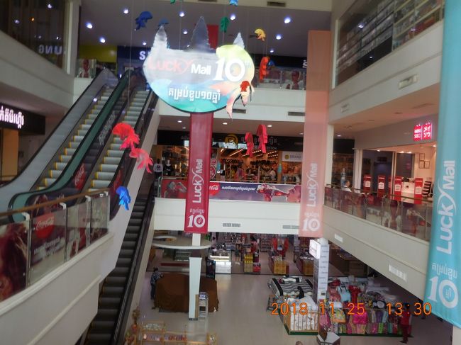 3階建てで色々なお店がありました。