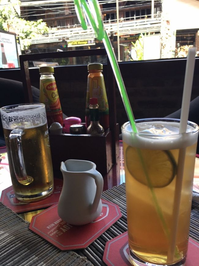 まずはビールとアイスティー。