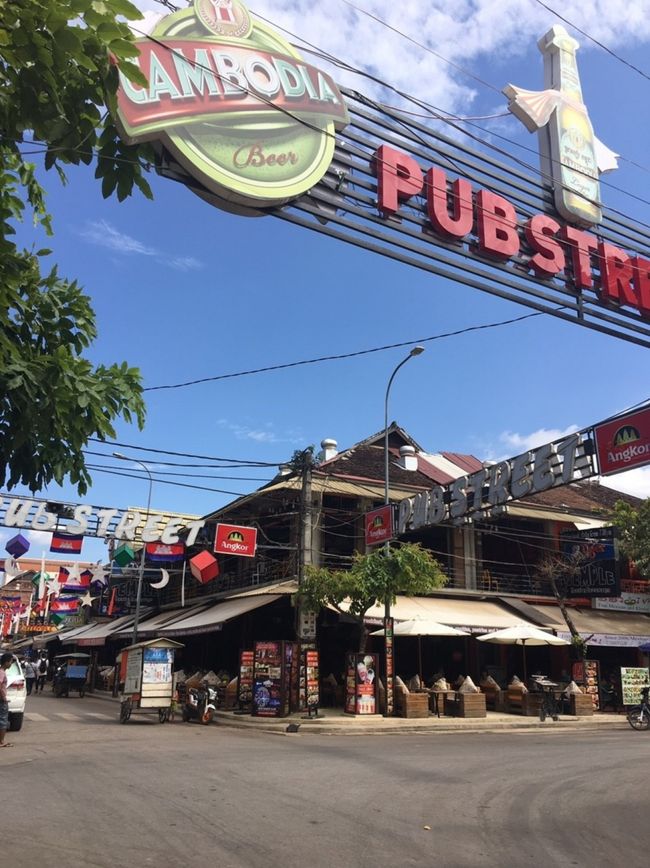 パブストリートまでトゥクトゥクで戻り、チェックアウト手続きのために一旦ホテルへ。<br />チェックアウトしてこれまでの費用を清算し、荷物を預けて再度出かけようとしたところ、夕方5時の空港への出発の前に空き部屋でシャワー使用可能とのこと。出かける度に汗だくになっていたので、非常に嬉しいサービスでした。