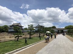 暑い中大阪城公園に到着。締めの大阪城見学です。