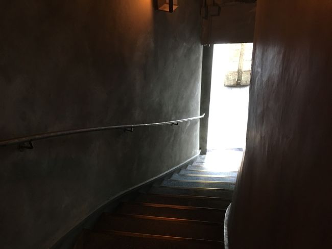 入口に看板やロゴマークがあるとはいえ、狭くて暗い階段です。ちょっとドキドキしながら上りました。