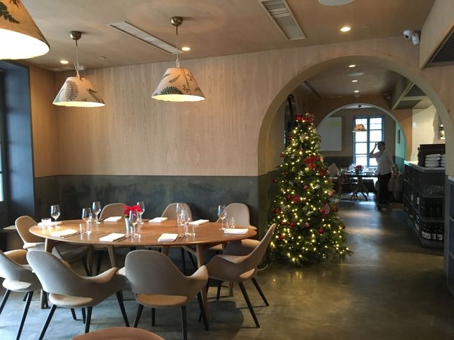 3階（香港だと2階）のレストランに到着。<br />ちょっと時間が早めなのでまだすいていました。