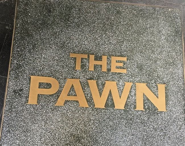 トラム側の入口の足もとにこんなロゴがあります。<br />ここから階段を上ります。