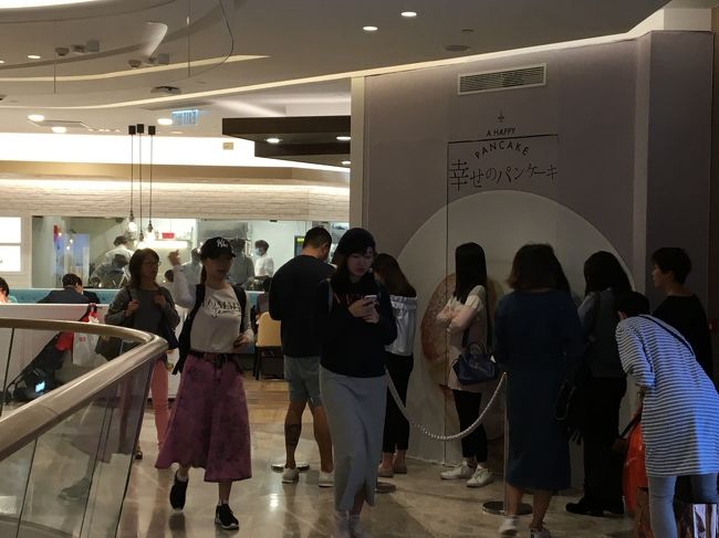 リーガーデン3期の203-205<br />日本人的には3階までエスカレーターを登った所で行列発見！<br />行列覚悟できたので、当然並びます。